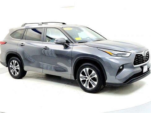 Certified 2023 Toyota Highlander XLE image 7