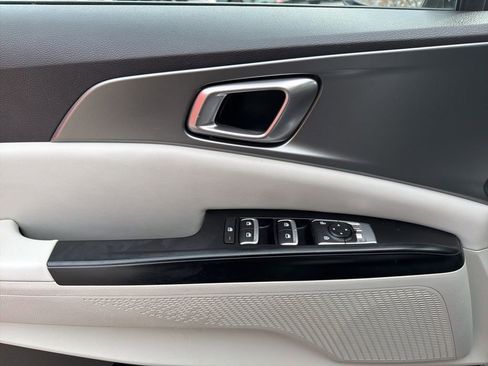 Used 2022 Kia Carnival LX image 14