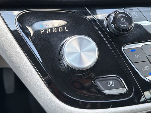 Used 2024 Chrysler Pacifica Touring-L FWD image 9