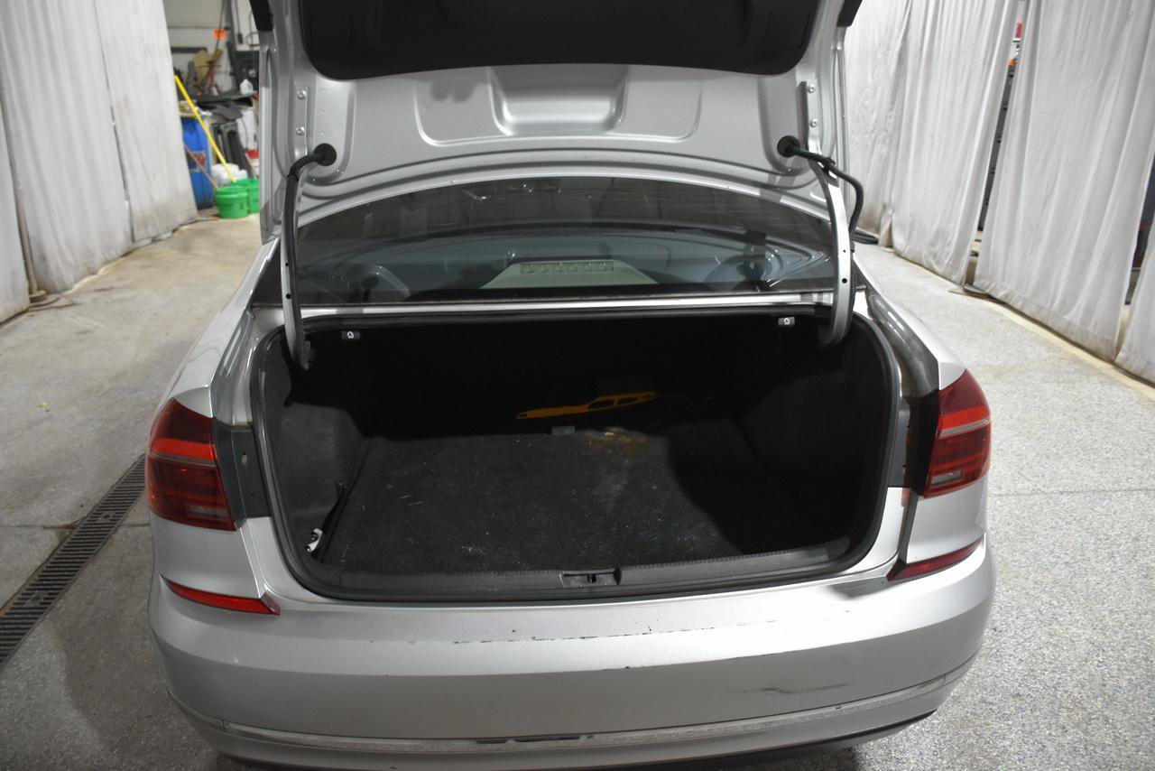 Used 2017 Volkswagen Passat 1.8T SE FWD image 32