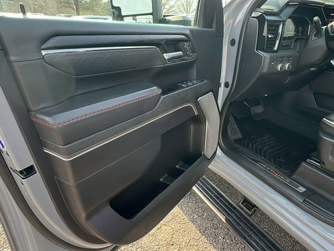 Used 2024 GMC Sierra 2500 AT4X image 11