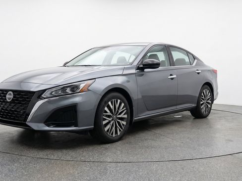 Used 2025 Nissan Altima 2.5 SV FWD image 3