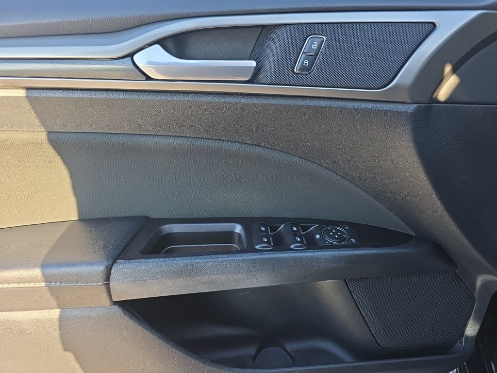 Used 2017 Ford Fusion SE w/ Equipment Group 201A FWD image 13