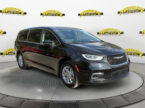 Certified 2024 Chrysler Pacifica Touring-L image 7