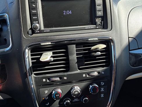 Used 2019 Dodge Grand Caravan SE image 22