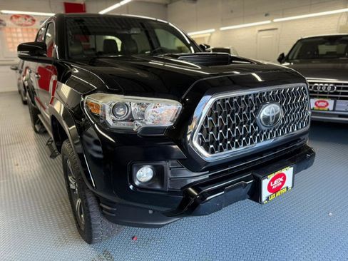 Used 2018 Toyota Tacoma TRD Sport image 5