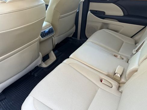 Used 2019 Toyota Highlander Limited Platinum AWD/4WD image 13