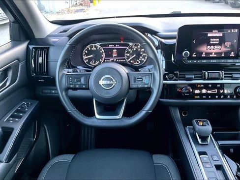 Certified 2025 Nissan Pathfinder SV image 5