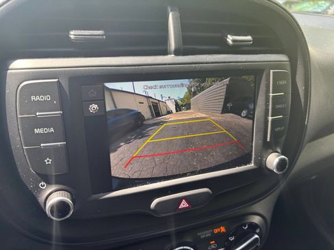 Used 2025 Kia Soul LX w/ LX Technology Package FWD image 20