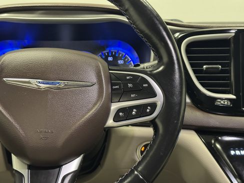 Used 2021 Chrysler Pacifica Touring-L image 22