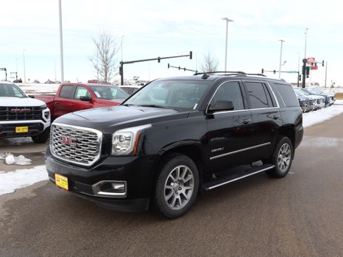 Used 2018 GMC Yukon Denali image 3