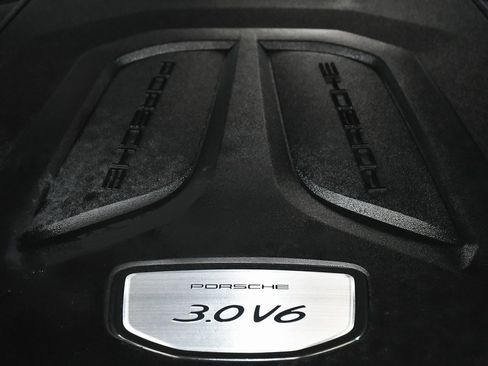 Used 2022 Porsche Cayenne Platinum Edition image 72