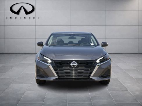 Used 2024 Nissan Altima 2.5 SV FWD image 2