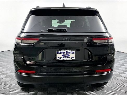 Used 2023 Jeep Grand Cherokee Altitude AWD/4WD image 4
