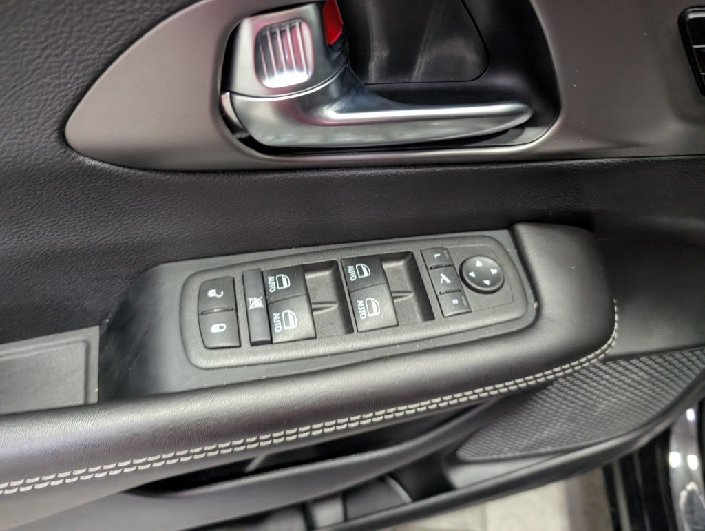 Used 2027 Chrysler Pacifica Limited FWD image 15