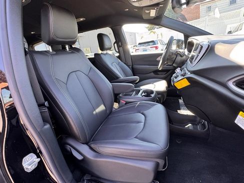 Used 2027 Chrysler Pacifica Select FWD image 19