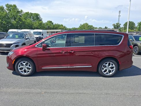 Used 2017 Chrysler Pacifica Touring-L w/ Tire & Wheel Group FWD image 7