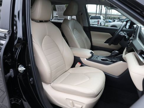 Used 2023 Toyota Highlander XLE image 20
