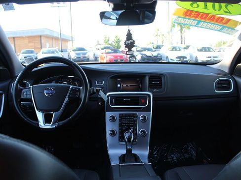 Used 2018 Volvo V60 T5 Cross Country image 26