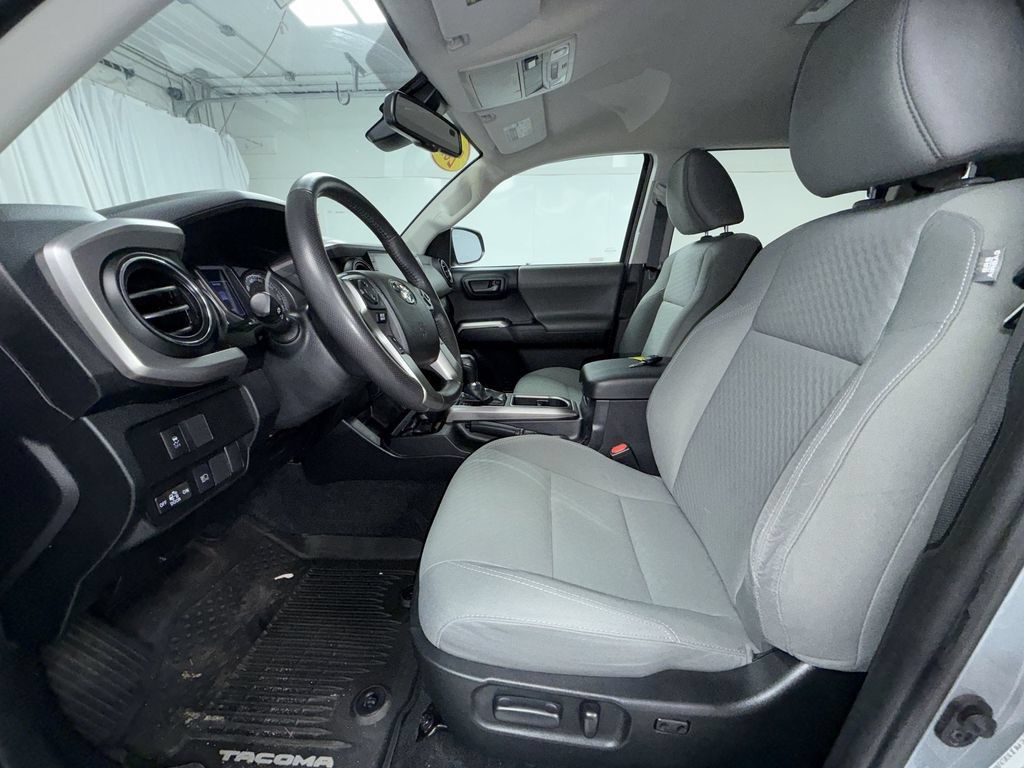 Used 2021 Toyota Tacoma SR5 AWD/4WD image 12