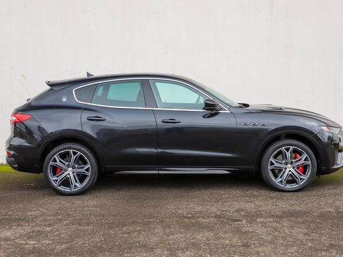 Used 2019 Maserati Levante Trofeo image 3