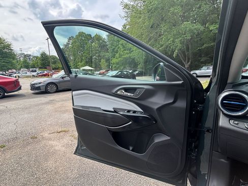 Used 2025 Chevrolet Trax LT FWD image 18