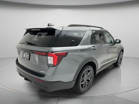 Used 2025 Ford Explorer ST-Line w/ ST-Line Street Pack AWD/4WD image 5