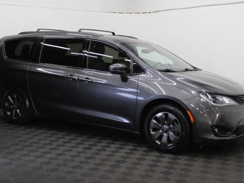 Used 2019 Chrysler Pacifica Touring-L w/ S Appearance Package FWD image 3