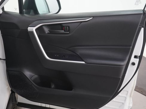 Used 2022 Toyota RAV4 LE AWD/4WD image 11