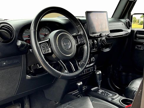 Used 2016 Jeep Wrangler Unlimited Sahara image 13