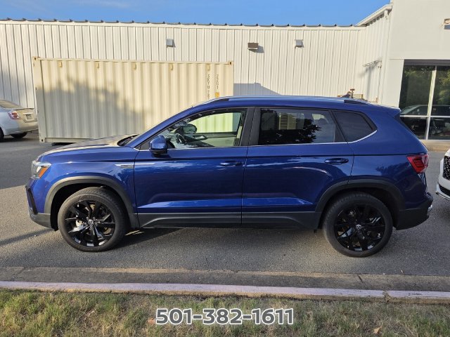 Used 2023 Volkswagen Taos SE w/ Panoramic Sunroof Package FWD image 2