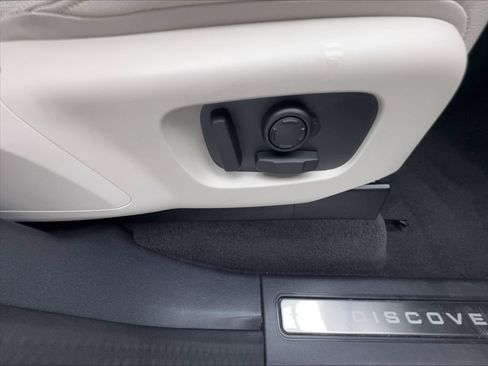 Used 2025 Land Rover Discovery S AWD/4WD image 19