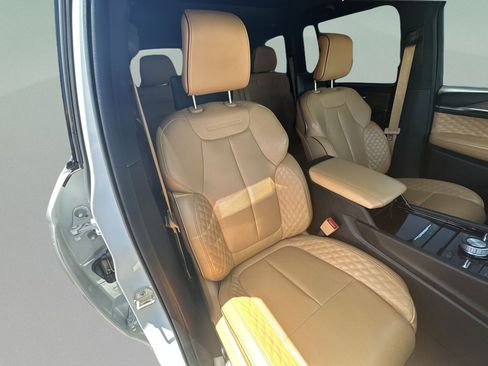 Used 2023 Jeep Grand Cherokee Summit w/ Adv Protech Group IV AWD/4WD image 39