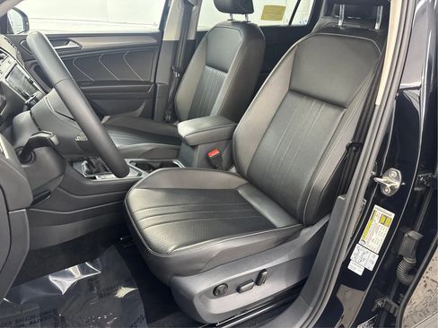 Used 2022 Volkswagen Tiguan SE image 13