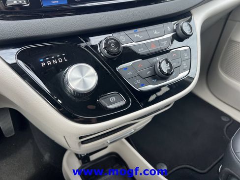 Used 2024 Chrysler Pacifica Touring-L FWD image 10