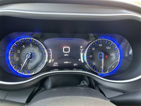 Used 2024 Chrysler Pacifica Touring-L image 38