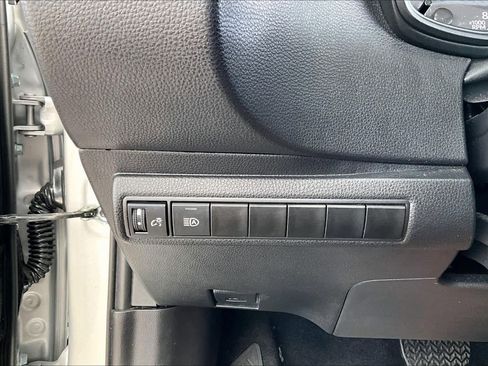 Used 2025 Toyota Corolla LE image 33