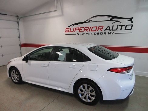 Used 2022 Toyota Corolla LE FWD image 3