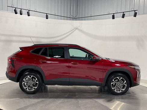 Used 2025 Chevrolet Trax LT FWD image 10