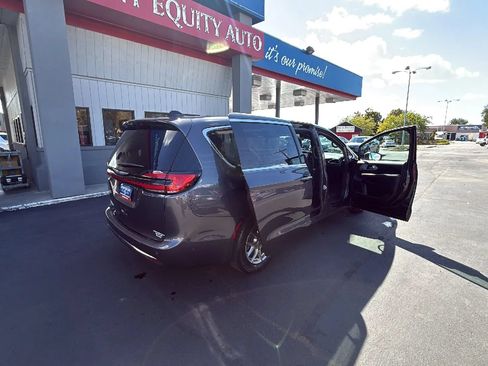 Used 2023 Chrysler Pacifica Touring FWD image 16