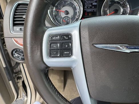 Used 2014 Chrysler Town & Country Touring-L image 19