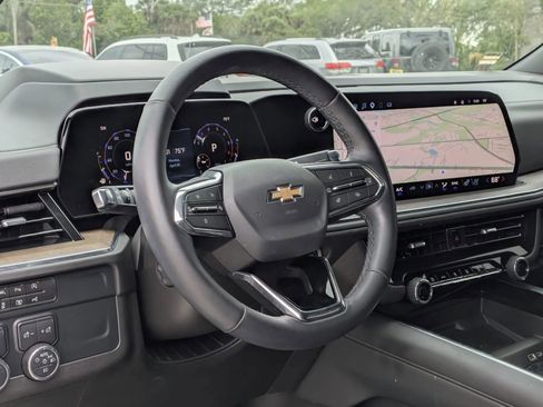 Used 2025 Chevrolet Suburban High Country RWD image 16