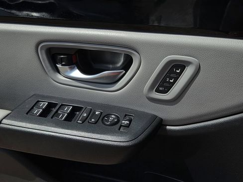 Used 2025 Honda Pilot EX-L image 18