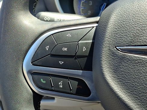 Used 2024 Chrysler Pacifica Touring-L FWD image 25
