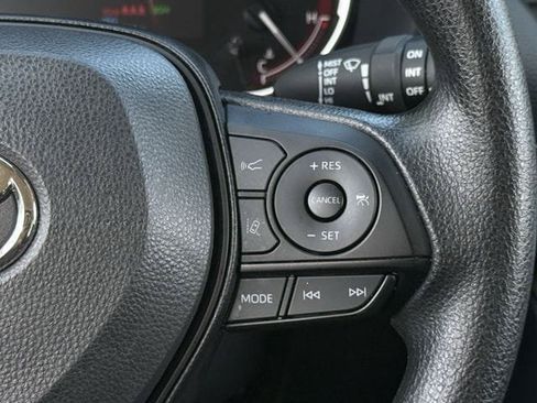 Used 2025 Toyota RAV4 XLE FWD image 15