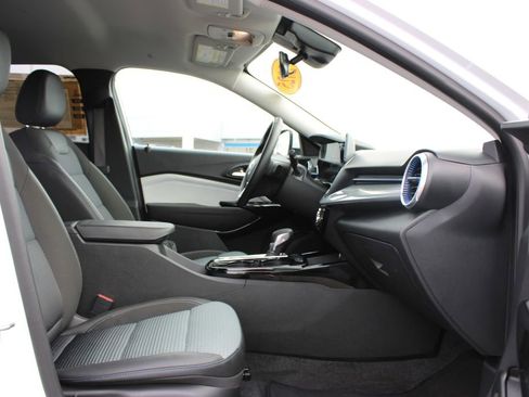 Used 2025 Chevrolet Trax LT w/ LT Convenience Package image 26