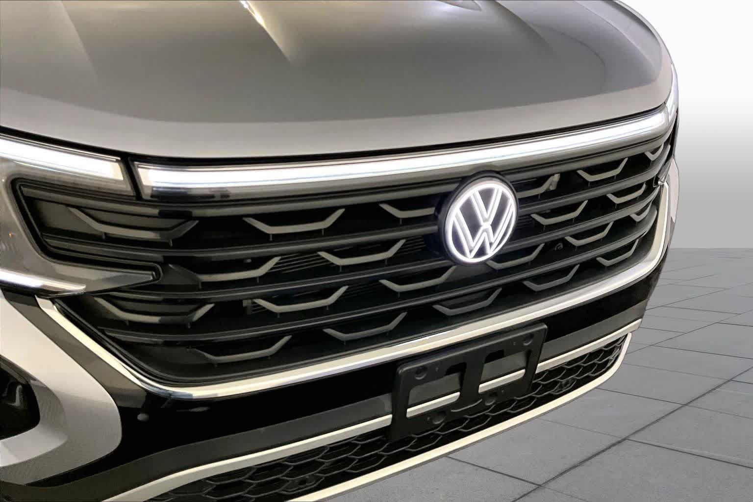 Used 2024 Volkswagen Atlas Cross Sport SE AWD/4WD image 32
