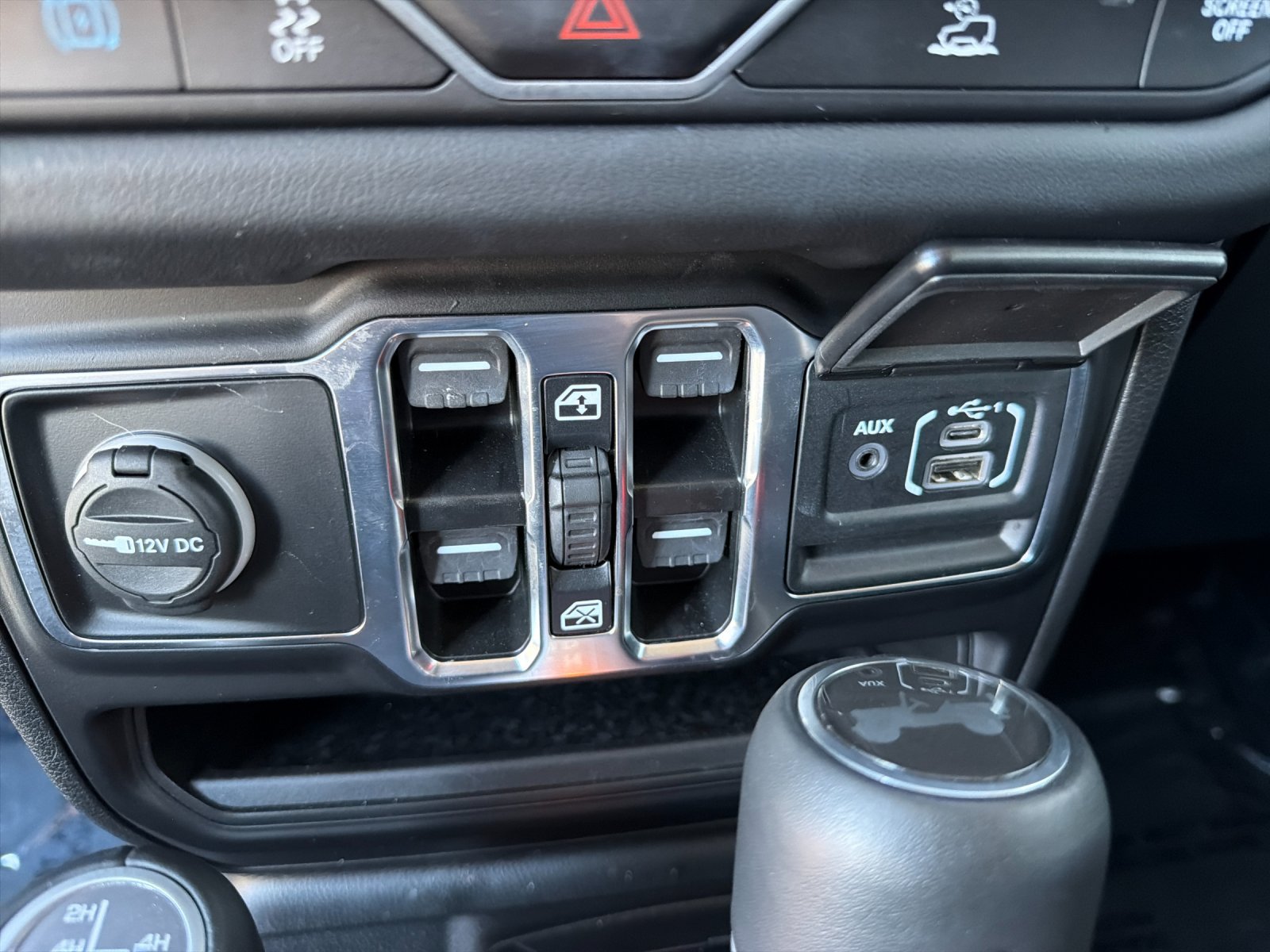 Used 2024 Jeep Wrangler Unlimited Sahara w/ Technology Group AWD/4WD image 43