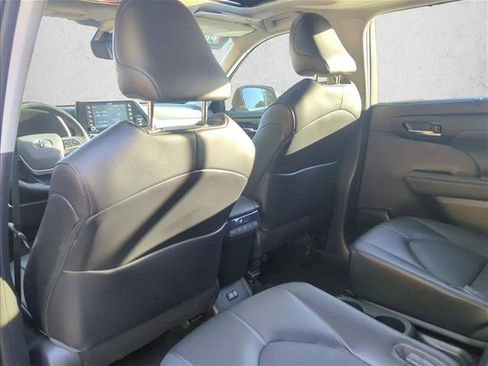 Used 2022 Toyota Highlander XLE image 18