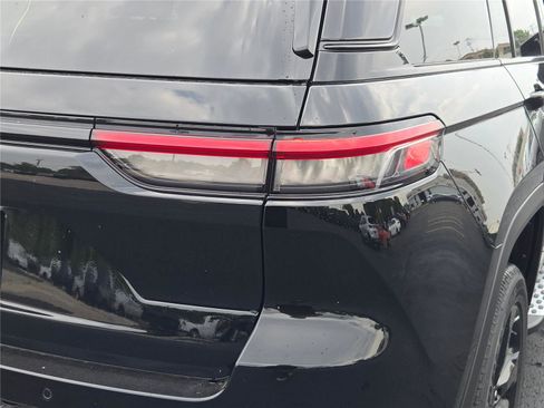 New 2025 Jeep Grand Cherokee Altitude image 13